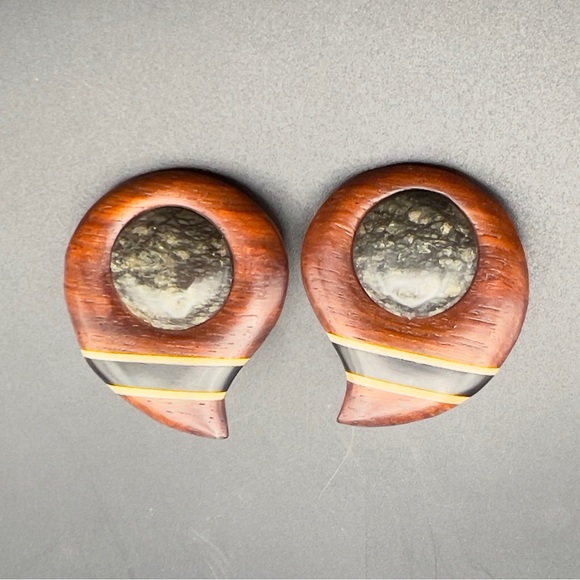 Vtg 60s 70s Chunky Teardrop Wood Clip On Earrings Serpentine Stone Inlay OOAK - Picture 1 of 7